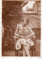 Photographie Photo Vintage Snapshot Femme Woman Coiffure Hairstyle Haircut Robe  - Anonieme Personen