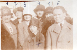 Photographie Photo Vintage Snapshot Groupe Chapeau Cloche Hat Manteau Coat - Anonieme Personen