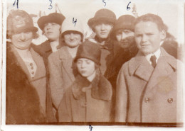 Photographie Photo Vintage Snapshot Groupe Chapeau Cloche Hat Manteau Coat - Anonieme Personen