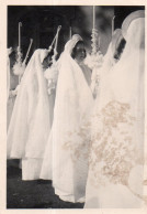 Photographie Photo Vintage Snapshot Femme Woman Communion église Church  - Anonieme Personen
