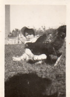 Photographie Photo Vintage Snapshot Enfant Child Bébé Poule Chicken Animal  - Andere & Zonder Classificatie