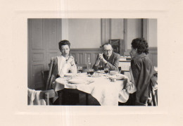 Photographie Photo Vintage Snapshot Groupe Trio Table Manger Eating Déjeuner  - Anonieme Personen