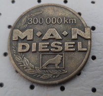 MAN Diesel 300.000 Km Truck Camion Lkw Logo Vintage Pin Badge - Altri & Non Classificati