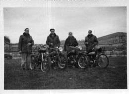 Photographie Photo Vintage Snapshot Homme Man Motocyclette Motorcycle Motorbike  - Andere & Zonder Classificatie