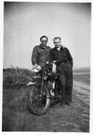 Photographie Photo Vintage Snapshot Homme Man Motocyclette Motorcycle Motorbike  - Sonstige & Ohne Zuordnung