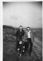 Photographie Photo Vintage Snapshot Homme Man Motocyclette Motorcycle Motorbike  - Sonstige & Ohne Zuordnung