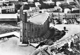 Royan * Vue Aérienne Sur La Nouvelle église Et La Place - Royan