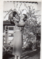 Photographie Photo Vintage Snapshot Femme Woman Chien Dog Animal Animaux Puppy - Sonstige & Ohne Zuordnung