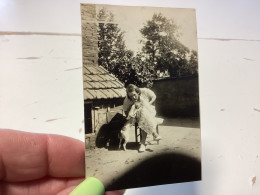 Photo Snapshot 1930 Cannes Femme, Assise, Les Gens Croisées En Robe. Le Chien Fait Le Beau Sur Sa Robe. Elle L’embrasse. - Anonyme Personen