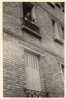 Photographie Photo Vintage Snapshot Couple Fenêtre Window Bâtiment - Anonyme Personen