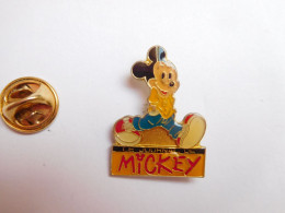 Beau Pin's , Disney , Média Journal , Le Journal De Mickey , Fond Jaune , Avec époxy , Signé  A.B. C Disney - Disney