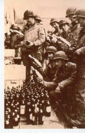 ARROMANCHES  Le Débarquement  JUIN 1944  Un Stock  De Bouteilles - War, Military