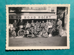 Photo 8,5/6 Commerce Bar Du Rond Point Lieu? Avec Cyclistes Et Cagette(banaste En Provençal) - Radsport