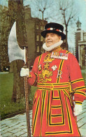 England Yeoman Warder At The Tower Of London - Personen