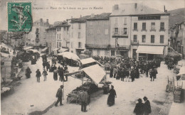 12-Saint-Affrique Place De La Liberté, Un Jour De Marché - Saint Affrique