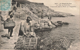 FRANCE - La Pointe Du Raz - Le Port De Bestrée - Préparatifs Pour La Pêche Aux Langoustes - Carte Postale Ancienne - Autres & Non Classés