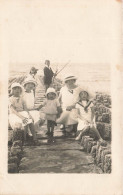 CARTE PHOTO - Une Famille à La Pêche - Animé - Carte Postale Ancienne - Photographie