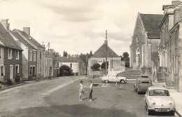 Bousse * La Place De L'église Du Village * Automobile Voiture Ancienne - Autres & Non Classés