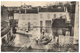 CPA 94 - MAISONS ALFORT (Val De Marne) - Les Pontonniers Du Génie Ravitaillent Les Habitants Inondés. Banlieue Sud. A.T. - Maisons Alfort