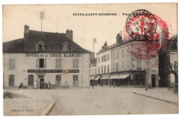 CPA 21 - NUITS SAINT GEORGES (Côte D'Or) - Place Villeneuve (petite Animation) Hôtel De La Croix Blanche - Nuits Saint Georges