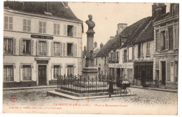 CPA 91 - LA FERTE ALAIS (Essonne) - Place Et Monument Carnot (petite Animation) - La Ferte Alais