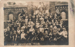 CARTE PHOTO - Un Groupe D'enfant Tenant Des Drapeaux - 30 October 1918 - Carte Postale Ancienne - Fotografie