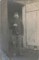 CARTE PHOTO - Un Officier Devant La Porte - Carte Postale Ancienne - Fotografie