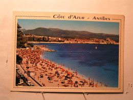 Antibes - La Plage De La Salis, Au Fond, La Vieille Ville - Antibes - Oude Stad