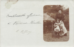 ENFANTS - Une Petite Fille Sur Un Fauteuil Roulant Et Sa Mère - Carte Postale Ancienne - Portraits