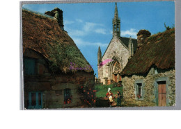 BRETAGNE - Un Petit Village Breton Folklore Femme Avec Enfant Costume Coiffe Devant Une Eglise 1974 - Bretagne