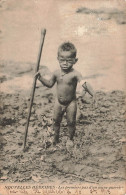 ENFANTS - Nouvelles Hébrides - Les Premiers Pas D'un Jeune Guerrier - Carte Postale Ancienne - Otros & Sin Clasificación