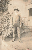 CARTE PHOTO -  Un Homme Avec Sa Canne - Carte Postale Ancienne - Photographie