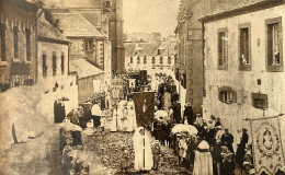 Landivisiau * Carte Photo 1916 * Procession , Fête Au Village * Défile * Villageois Enfants * Place De L'église - Landivisiau