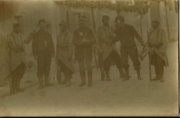 CARTE PHOTO NON IDENTIFIEE DES SOLDATS QUI MONTENT LA GARDE ET DES CAMARADE QUI RENTRENT AVINES JE PENSE - A Identifier