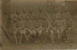 CARTE PHOTO NON IDENTIFIEE DES SOLDATS PRENANT LA POSE AVEC LE CHIEN - Te Identificeren