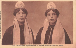 FOLKLORE - Costumes - Modernes Bigoudennes - Jeunes Filles De Pont L'Abbé - Carte Postale Ancienne - Trachten