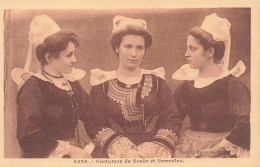 FOLKLORE - Costumes - Costumes De Scaer Et Bannalec - Carte Postale Ancienne - Vestuarios