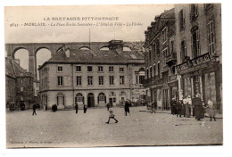 CPA 29 - MORLAIX (Finistère) - 9843. La Place Emile Souvestre, L'Hôtel De Ville, Le Viaduc (animée) - Morlaix