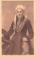 FOLKLORE - Costumes - Femme De Plougastel-Daoulas - Carte Postale Ancienne - Kostums