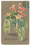 Cpa Fantaisie " Bonne Année ", Angelot Sur Vélo / Tricycle, Fleurs   ( Gaufrée ) - Año Nuevo