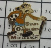 1618B Pin's Pins / Beau Et Rare : SPORTS / FOOTBALL VIEUX GAULOIS PIQUE A UDERZO STARS OUBLIEES DE MERLEBACH - Football