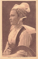 FOLKLORE - Costumes - Jeune Fille De Gouezec - Carte Postale Ancienne - Vestuarios
