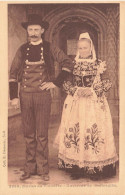 FOLKLORE - Costumes - Mariés De Finistère - Environs De Châteaulin - Carte Postale Ancienne - Kostums