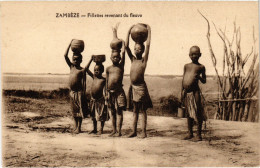 PC ZAMBIA FILLETTES REVENANT DU FLEUVE ETHNIC TYPES (a53516) - Zambie