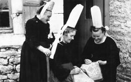 Pont L'abbée * Un Groupe De Brodeuses * Femmes Du Pays En Coiffe - Pont L'Abbe