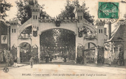 Briare * Route , Le Comice Agricole * Porte Fortifiée Construite Par MM Caduff Et Lerousseau * Jour De Fête - Briare