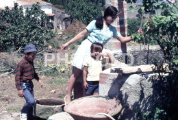 4 SLIDES SET 1974 WATER WELL GIRL BOYS ENFANTS PORTUGAL  AMATEUR 35mm DIAPOSITIVE SLIDE Not PHOTO No FOTO Nb4059 - Diapositive