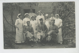 GUERRE 1914-18 - Carte Photo Médecins Et Infirmières Posant Avec Militaires Zouaves Dont 1 Médaillé - War 1914-18