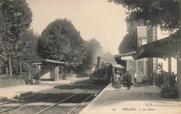 Briare * Intérieur De La Gare * Arrivée Du Train * Locomotive * Ligne Chemin De Fer - Briare
