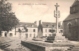 FOUESNANT - La Place Et Le Calvaire - Fouesnant
